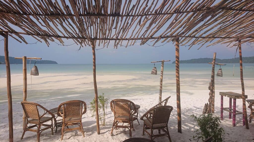 Život na takmer opustenom ostrove v Kambodži||||||