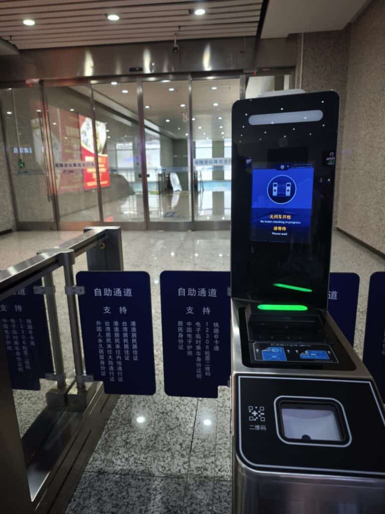 Všade ťa skenuje systém... tu pri vstupe na železničnú stanicu